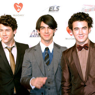 Jonas Brothers in Neil Diamond Honored as the 2009 Musicares Person Of The Year - Arrivals