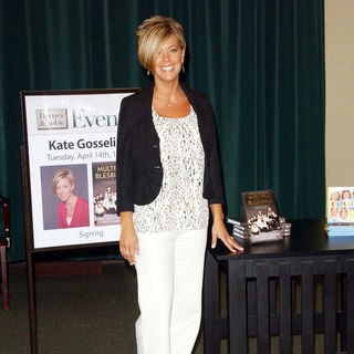 Kate Gosselin in Kate Gosselin Book Signing for "Eight Little Faces" and "Multiple Blessings"