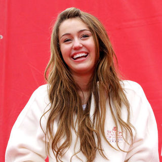 Miley Cyrus in 16th Annual EIF Revlon Run/Walk For Women