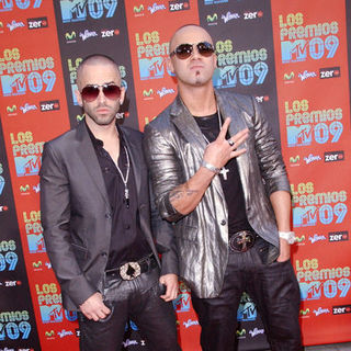 Wisin & Yandel in 2009 MTV Latin VMAs - Arrivals