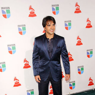 Luis Fonsi in The 10th Annual Latin GRAMMY Awards - Arrivals