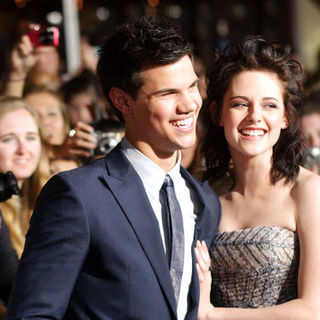 Taylor Lautner, Kristen Stewart in "The Twilight Saga's New Moon" Los Angeles Premiere- Arrivals