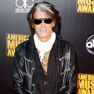 Joe Perry in 2009 American Music Awards - Arrivals