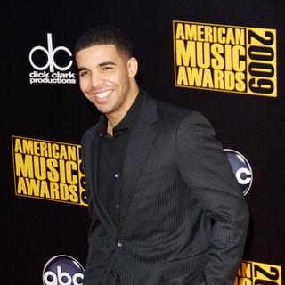 Drake in 2009 American Music Awards - Arrivals
