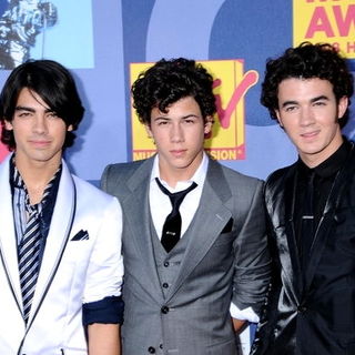 Jonas Brothers in 2008 MTV Video Music Awards - Arrivals