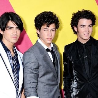 Jonas Brothers in 2008 MTV Video Music Awards - Arrivals