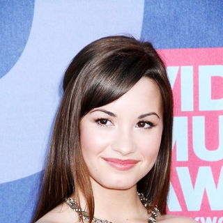 Demi Lovato in 2008 MTV Video Music Awards - Arrivals
