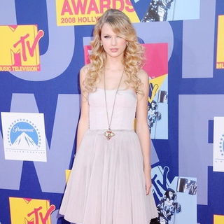 Taylor Swift in 2008 MTV Video Music Awards - Arrivals