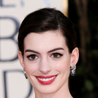 Anne Hathaway in 66th Annual Golden Globes - Arrivals