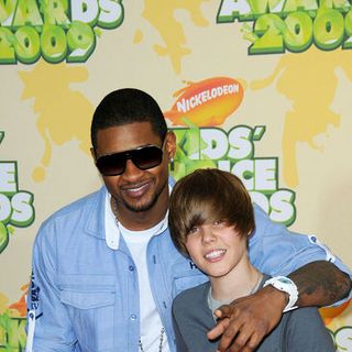 Usher in Nickelodeon's 2009 Kids' Choice Awards - Arrivals