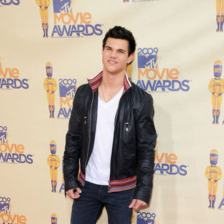 Taylor Lautner in 18th Annual MTV Movie Awards - Arrivals