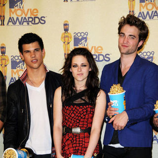 Taylor Lautner, Kristen Stewart, Robert Pattinson in 18th Annual MTV Movie Awards - Press Room