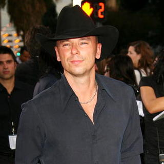 Kenny Chesney in The 33rd Annual People's Choice Awards - Press Room