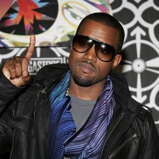 Kanye West in In-store signing by Kanye West for his new CD Graduation