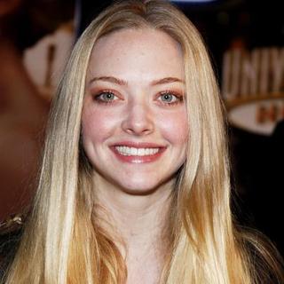 Amanda Seyfried in "Charlie Wilson's War" World Premiere - Arrivals