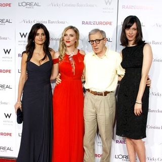 Scarlett Johansson, Penelope Cruz, Woody Allen, Rebecca Hall in "Vicky Cristina Barcelona" Los Angeles Premiere - Arrivals