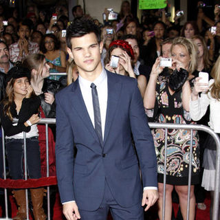 Taylor Lautner in "The Twilight Saga's New Moon" Los Angeles Premiere- Arrivals