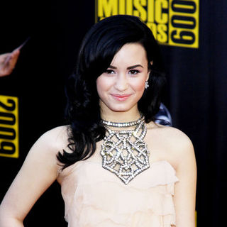 Demi Lovato in 2009 American Music Awards - Arrivals