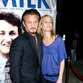 Sean Penn, Robin Wright Penn in "Milk" Hollywood Premiere - Arrivals