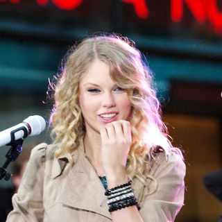 Taylor Swift in Concert on NBC's "Today Show" - May 29, 2009