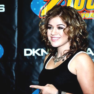 Kelly Clarkson in Z100's Jingle Ball 2003