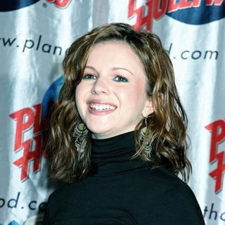 Amber Tamblyn in Cast of Sisterhood of the Travelling Pants Donates Memorabilia to Planet Hollywood