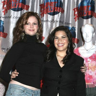 Amber Tamblyn, America Ferrera in Cast of Sisterhood of the Travelling Pants Donates Memorabilia to Planet Hollywood