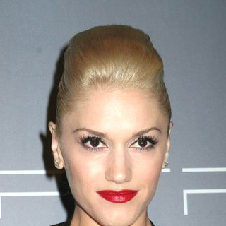 Gwen Stefani in Olympus Fashion Week Spring 2006 - PSP Designer Accessories - Show and Arrivals