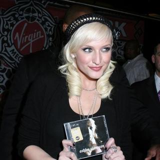 Ashlee Simpson Signs Her New CD I Am Me
