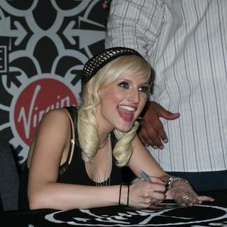 Ashlee Simpson Signs Her New CD I Am Me