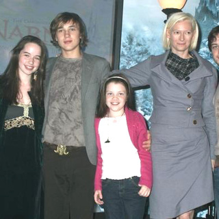 Skandar Keynes, Anna Popplewell, William Moseley, Georgie Henley, Tilda Swinton, James McAvoy in The Chronicles of Narnia: The Lion, The Witch and The Wardrobe Book Rading and Signing