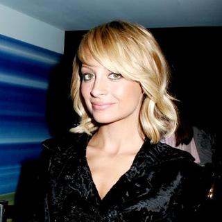 Nicole Richie in Olympus Fashion Week Fall 2006 - Oscar de la Renta Backstage