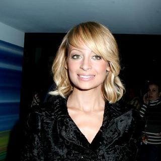 Nicole Richie in Olympus Fashion Week Fall 2006 - Oscar de la Renta Backstage