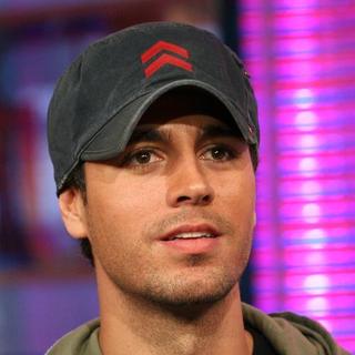 Enrique Iglesias in Enrique Iglesias Appears On MTV's Mi TRL to Promote His New CD Insomniac