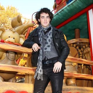 Kevin Jonas, Jonas Brothers in 81st Annual Macy's Thanksgiving Day Parade