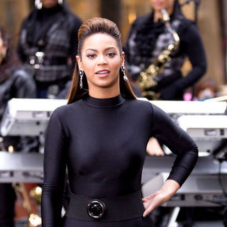 Beyonce Knowles in Beyonce in Concert on NBC's "Today Show" at Rockefeller Center - November 26, 2008