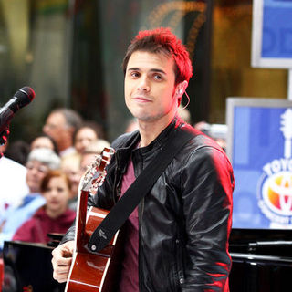 Kris Allen in 2009 American Idol Winner and Runnerup in Concert on NBC's "Today Show" - May 28, 2009