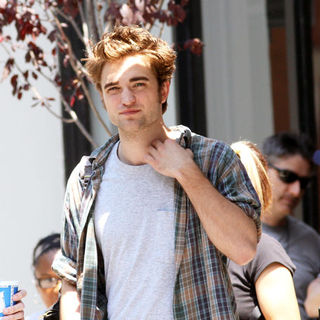 Robert Pattinson in "Remember Me" Movie Filming on Location in New York on June 15, 2009