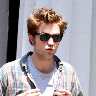 Robert Pattinson in "Remember Me" Movie Filming on Location in New York on June 15, 2009