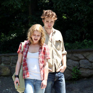 Robert Pattinson, Emilie de Ravin in Robert Pattinson Filming "Remember Me" in Central Park on June 30, 2009