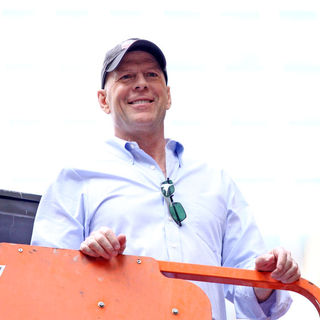 Bruce Willis in The Late Show with David Letterman - July 15, 2009 - Paul McCartney in Concert
