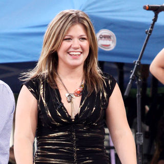 Kelly Clarkson in Kelly Clarkson in Concert on Good Morning America Summer Concert Series - July 31, 2009