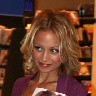 Nicole Richie in Nicole Richie Signs Copies of her Book The Truth About Diamonds at Virgin Megastore