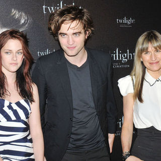 Kristen Stewart, Robert Pattinson, Catherine Hardwicke in "Twilight" Paris Photocall
