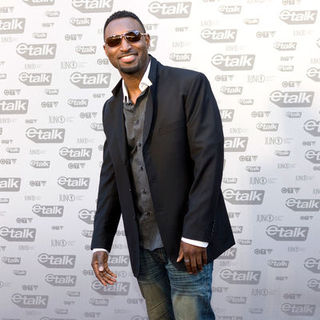 Adrian Holmes in The 2009 Juno Awards Red Carpet Arrivals