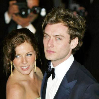 Sienna Miller, Jude Law in 2004 Vanity Fair Oscar Party
