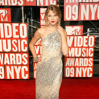 Taylor Swift in 2009 MTV Video Music Awards - Arrivals