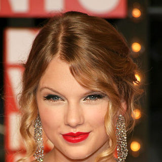 Taylor Swift in 2009 MTV Video Music Awards - Arrivals