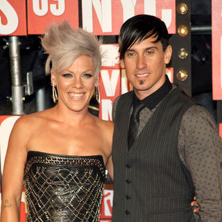 Pink, Carey Hart in 2009 MTV Video Music Awards - Arrivals