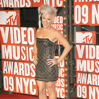 Pink in 2009 MTV Video Music Awards - Arrivals